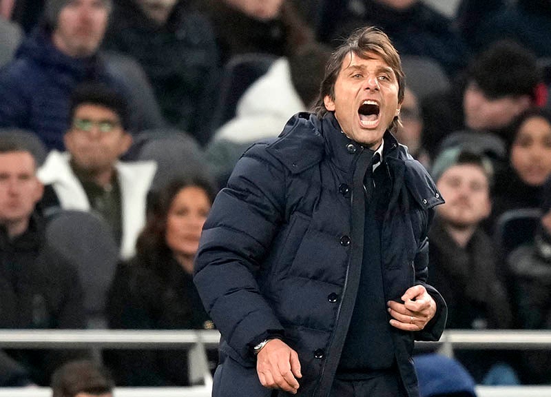 Conte reclama durante un duelo del Tottenham 