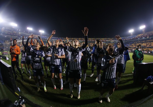 Rayadas durante celebración del título en el Apertura 2021