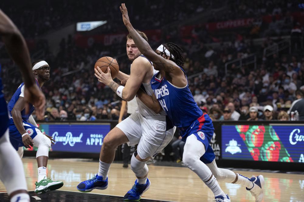 Luka Doncic en acción con Dallas