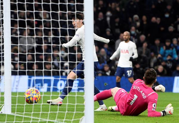 Heung-Min Son envía el balón al fondo de las redes