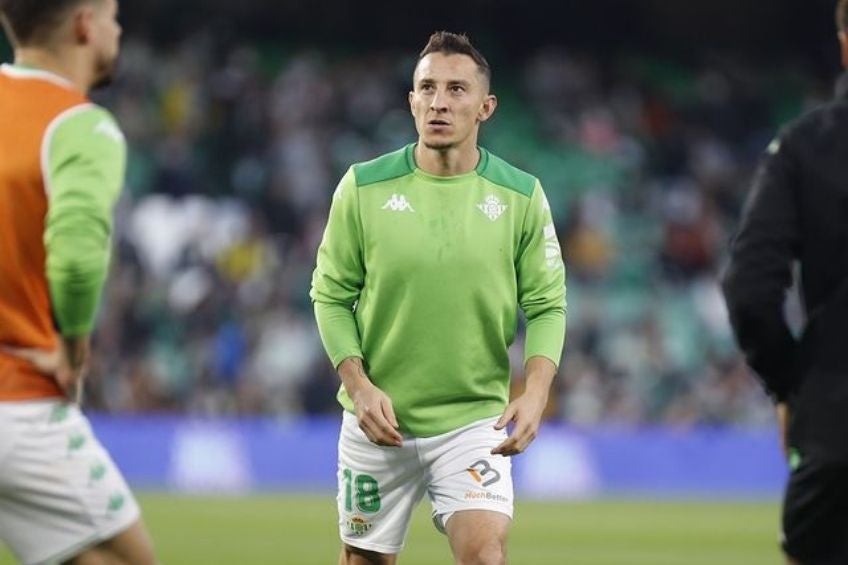 Andrés Guardado calentando antes del partido