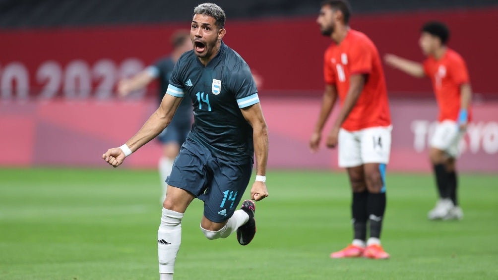 Facundo Medina festejando gol con Argentina en los Juegos Olímpicos