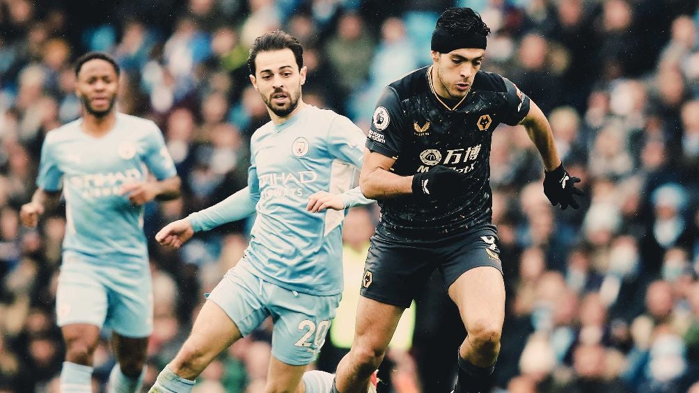 Raúl Jiménez jugando partido con los Wolves vs Manchester City