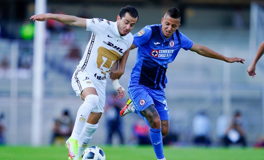 IMAGO7 Piojo pelea el balón con Alan Mozo