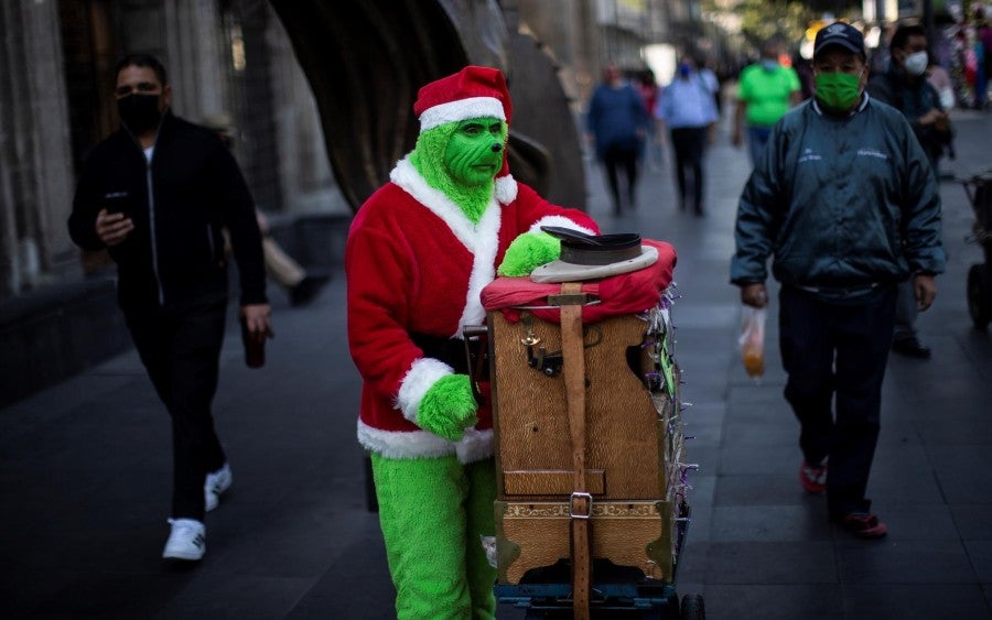 Organillero en la Ciudad de México vestido de Grinch