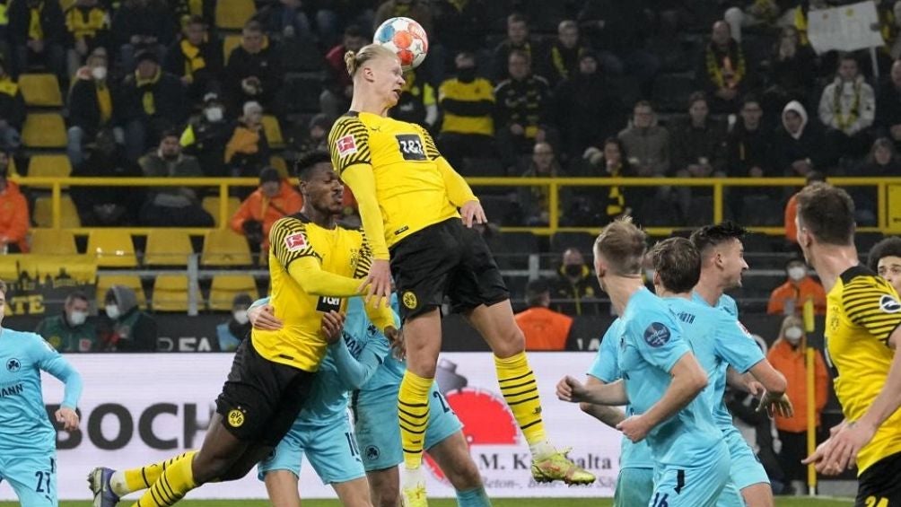 Haaland peleando un balón en un partido de liga