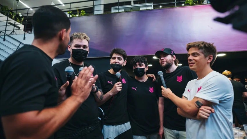 Agüero con el equipo de Valorant de KRÜ Esports