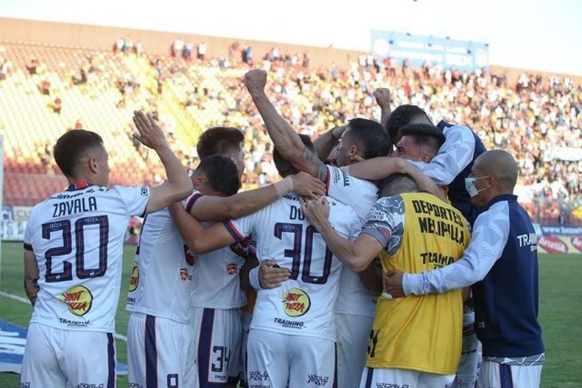 Jugadores de Melipilla festejando un gol