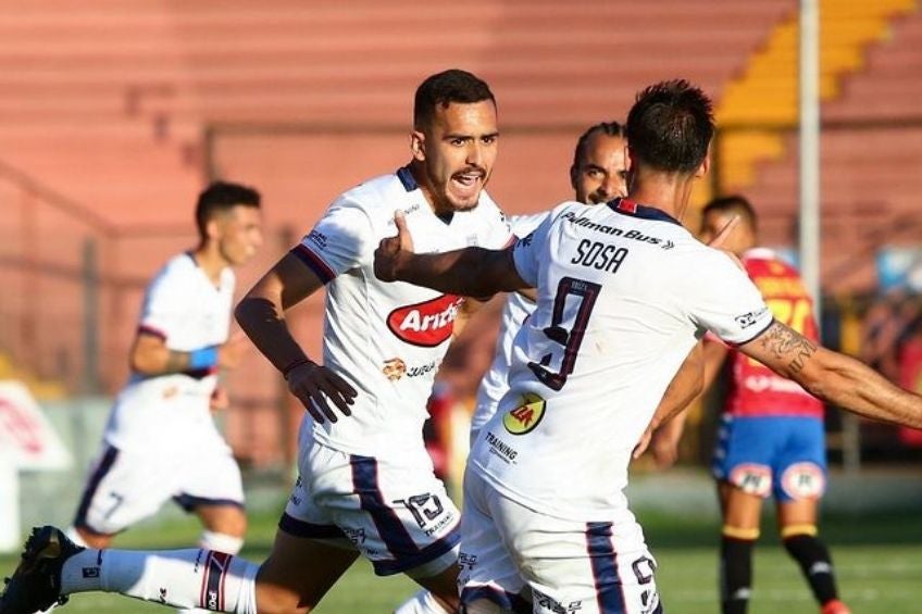 Defensa de Melipilla festejando un gol