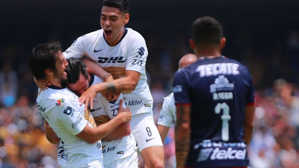 Arribas festejando un gol junto a Mora y Quintana