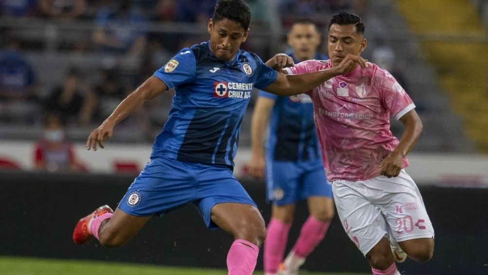 Romo peleando un balón contra Atlas 