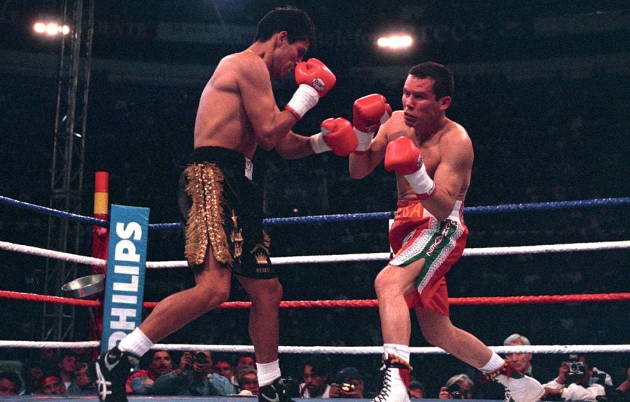 Julio César Chávez en combate ante Miguel Ángel González