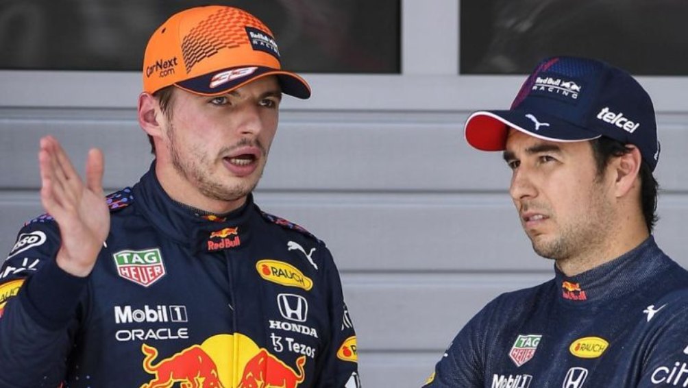 Max Verstappen junto a Checo Pérez, volantes de Red Bull