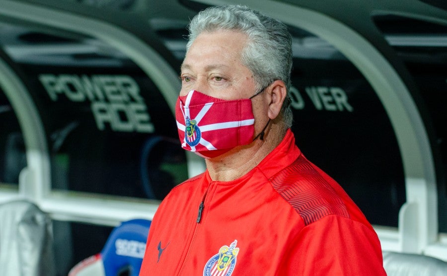 Víctor Manuel Vucetich dirigiendo a Chivas