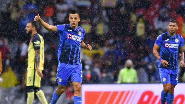 Piojo Alvarado durante un partido con Cruz Azul