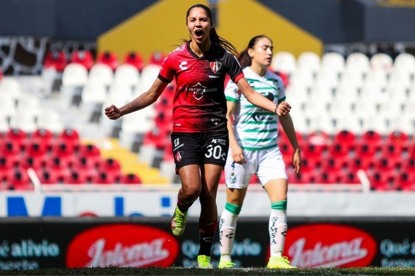 Alison González festejando un gol