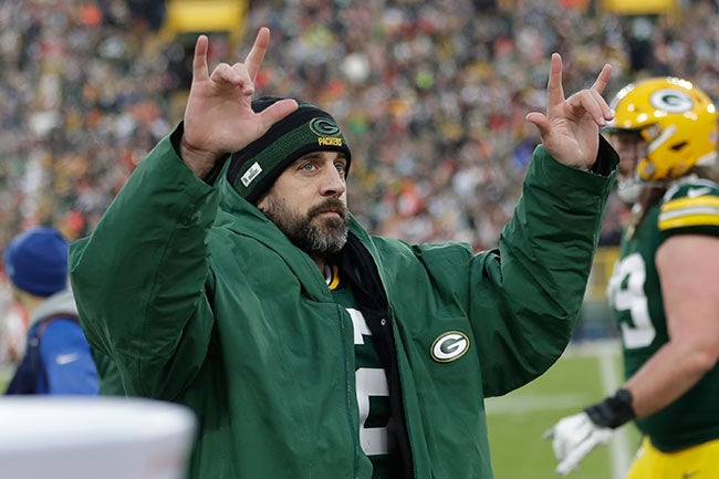 Rodgers saluda a los aficionados de Green Bay