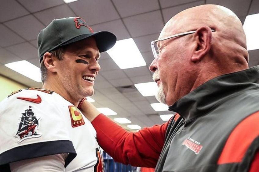 Bruce Arians junto a Tom Brady