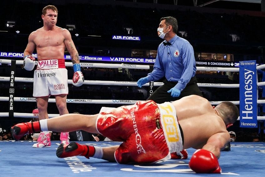 Canelo derrotando a su rival