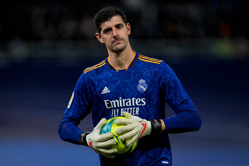 Courtois durante un duelo con el Real Madrid 