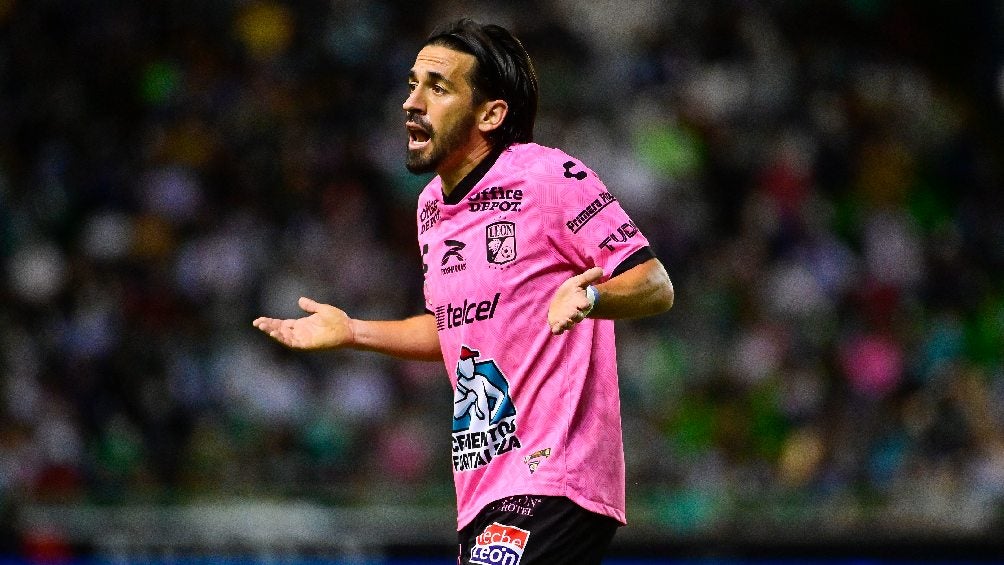 Fernando Navarro jugando partido con León en la Liga MX