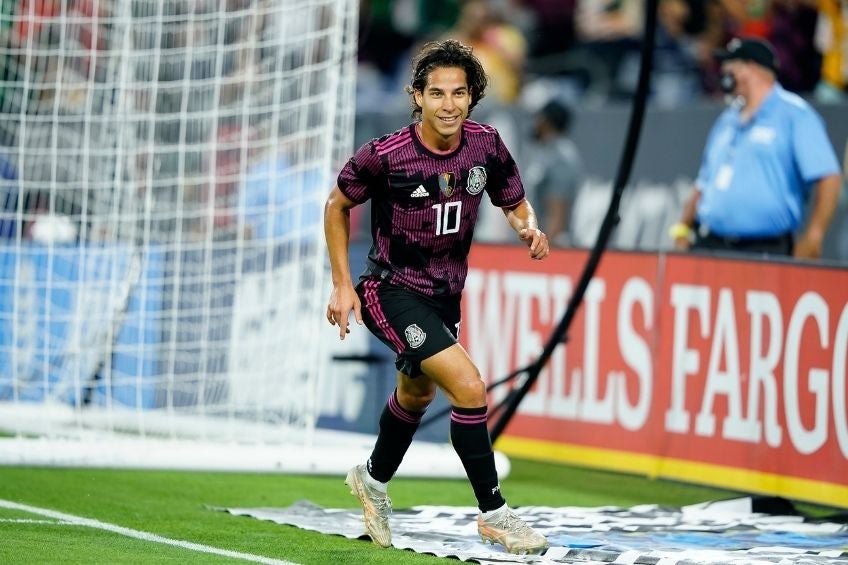 Lainez festejando un gol con la Selección Mexicana