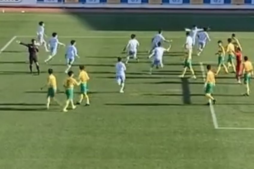 Jugadores festejando el gol del tiro libre