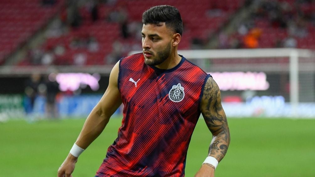 Alexis Vega en un partido con Chivas