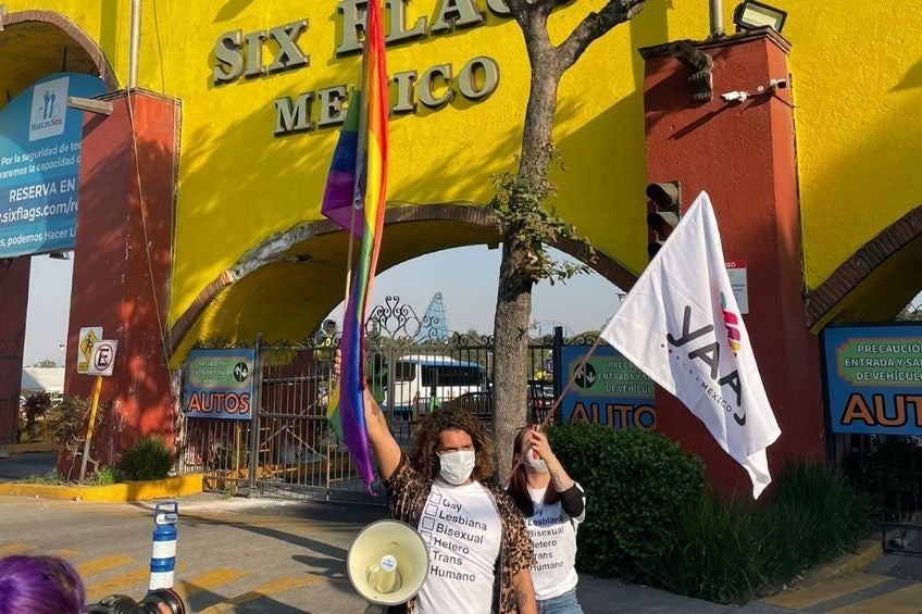 Personas durante la manifestación afuera de Six Flags