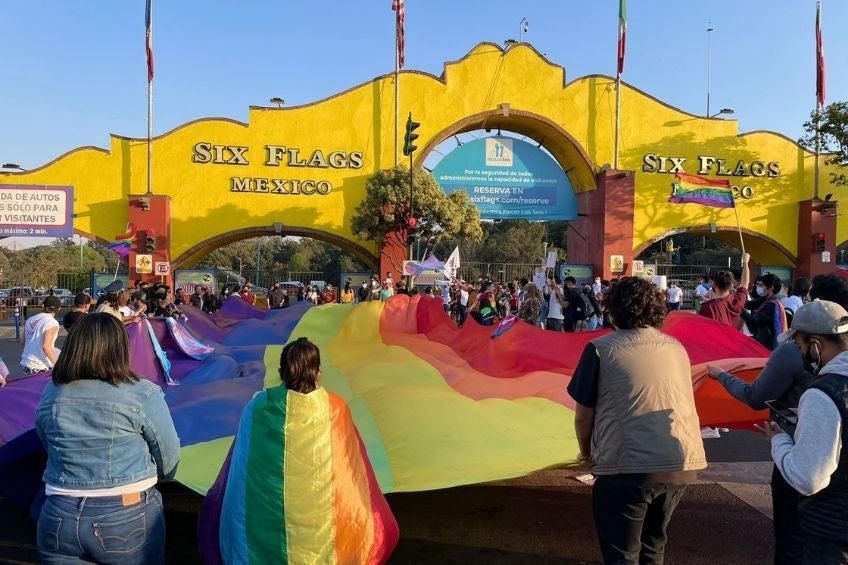 Personas durante la manifestación afuera de Six Flags