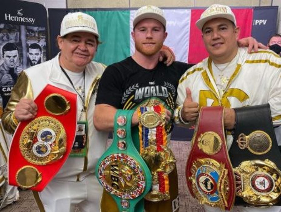 Eddy y Chepo Reynoso con los títulos del Canelo Álvarez