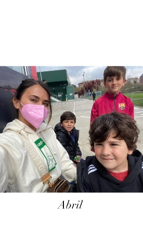 Antonela acompañada por sus tres hijos aún viviendo en Cataluña