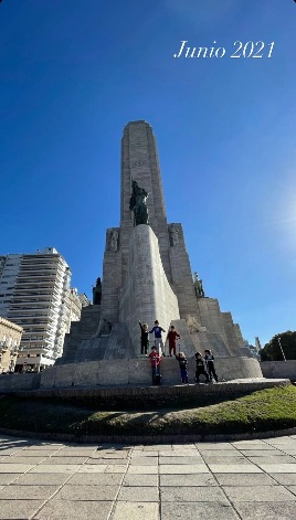Antonela con sus hijos en Rosario, visitando el Monumento a la Bandera