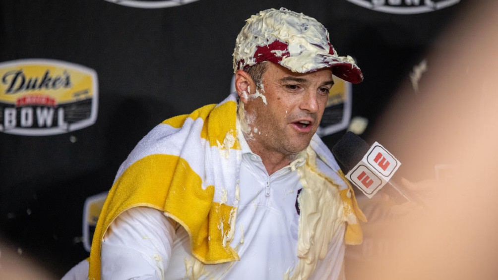Shane Beamer tras recibir 'baño' de mayonesa en festejo