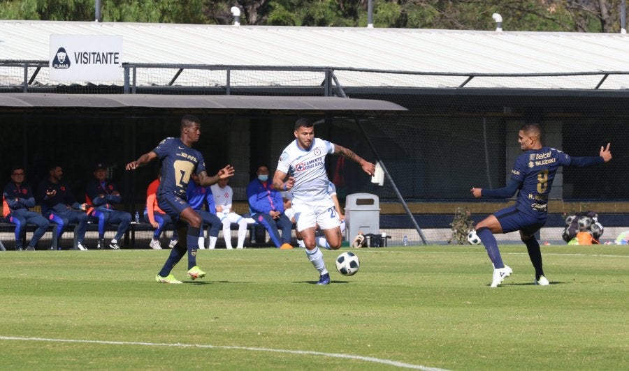 Juan Escobar en juego ante Pumas