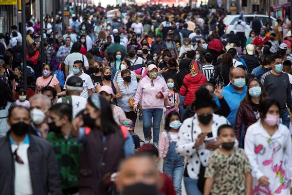 Personas circulan por el centro de la CDMX