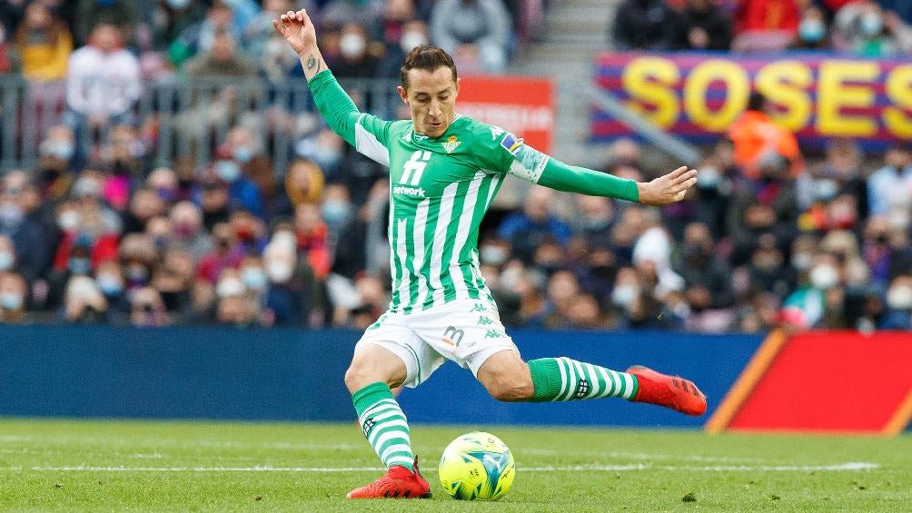 Andrés Guardado jugando partido con Real Betis en LaLiga