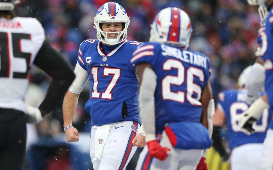 Josh Allen celebra con Devin Singletary