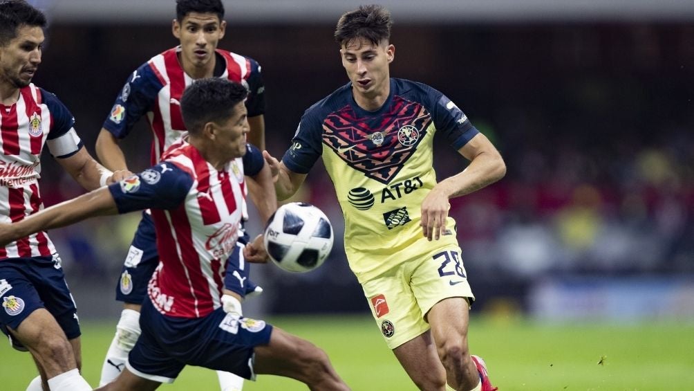 Sánchez enfrentando al América en el Clásico del torneo pasado