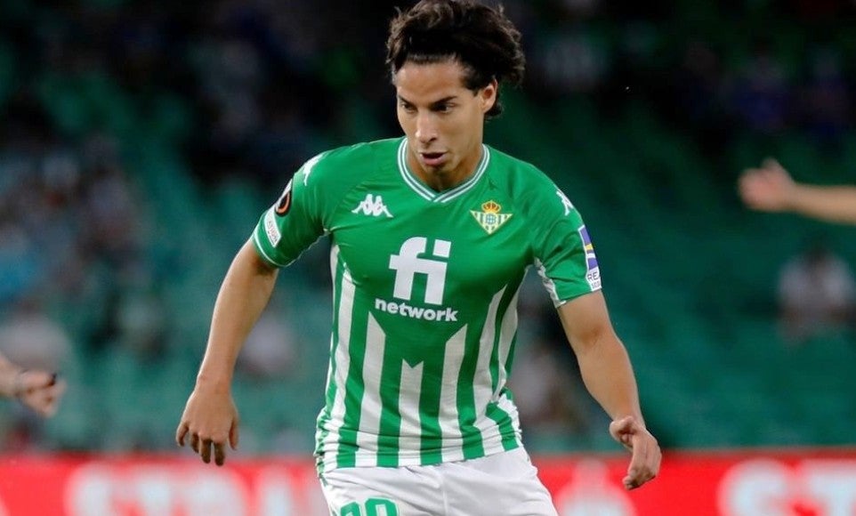 Diego Lainez jugando partido con Real Betis en LaLiga