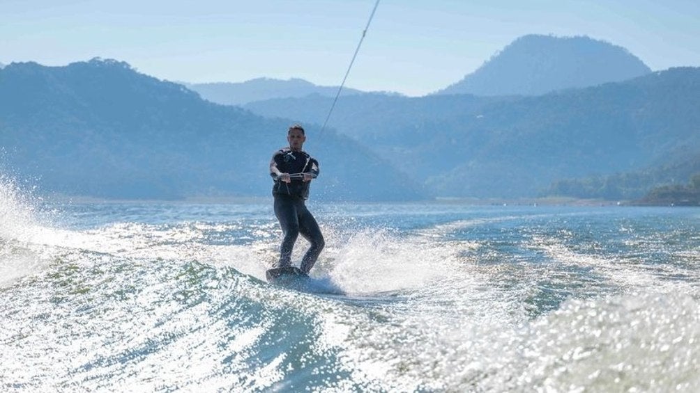 Chicharito Hernández esquiando en agua