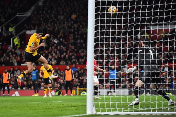 Raúl Jiménez en acción ante Manchester United