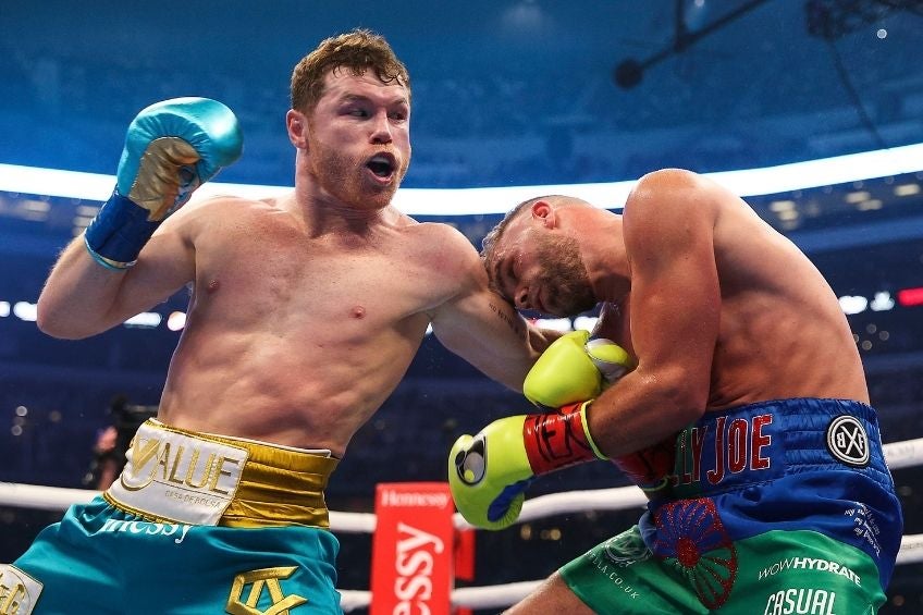 Canelo enfrentando a Saunders