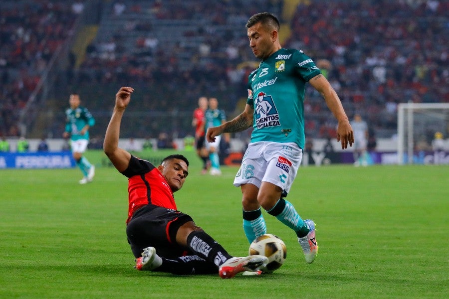 Jean Meneses durante un partido con León