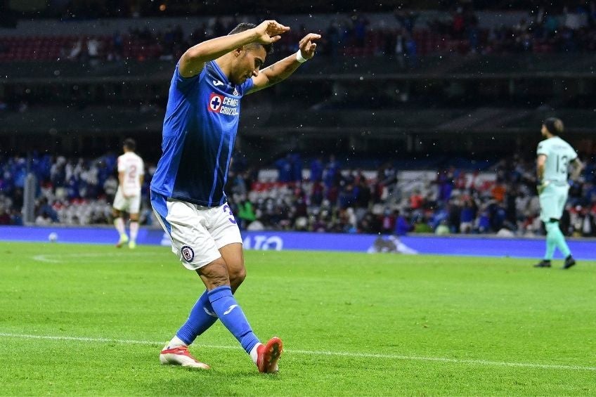 Orbelín Pineda festejando un gol con Cruz Azul