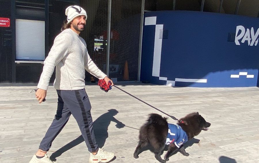 La mascota de Pizarro con la playera de Rayados