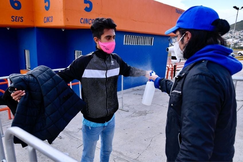 Aficionado de la Liga MX previo a ingresar al estadio