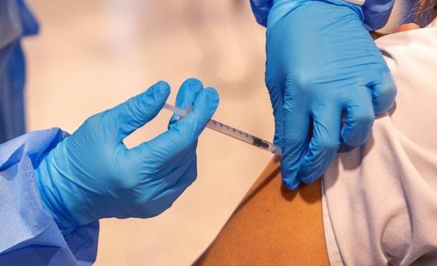 Persona recibe vacuna contra covid-19