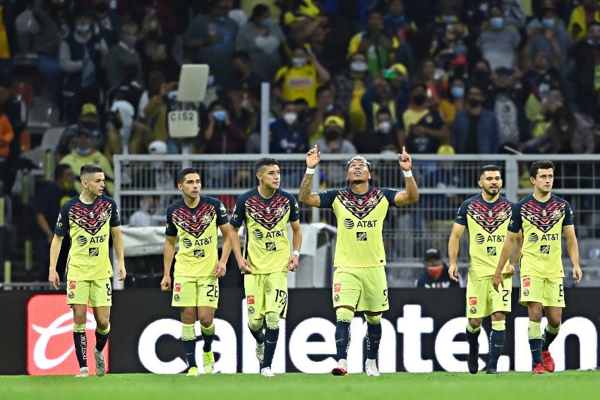 Jugadores del América tras un gol a favor