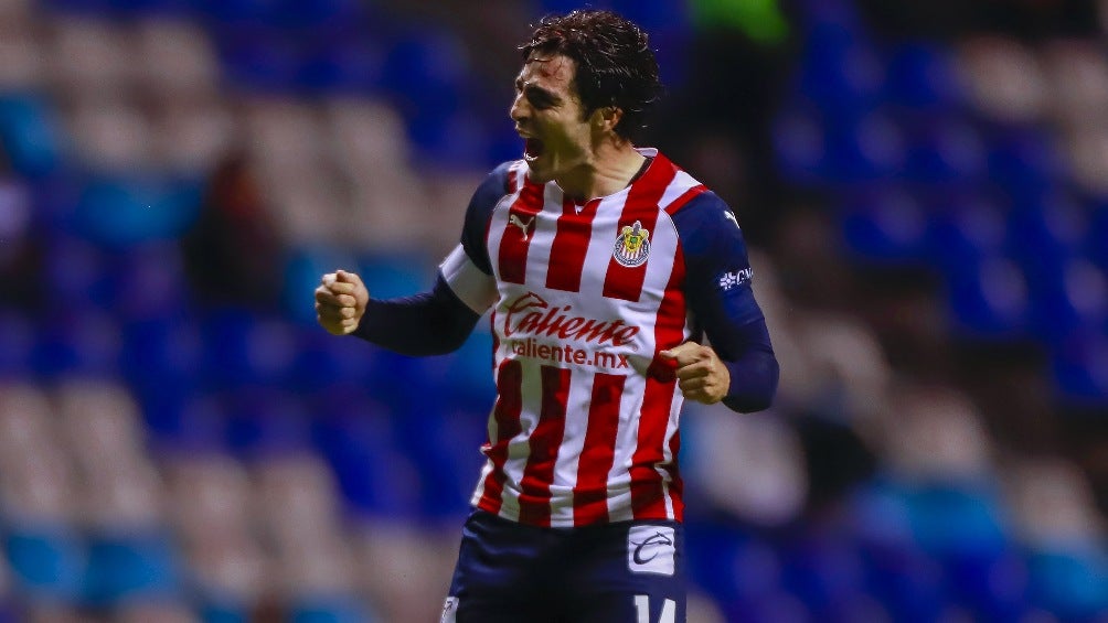 Antonio Briseño celebrando gol con Chivas en la Liga MX